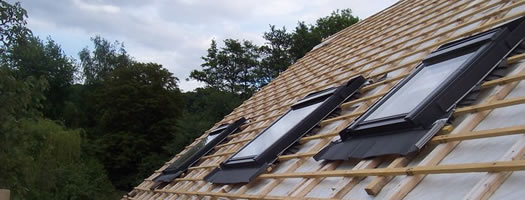 Pose de fenêtre de toit et velux